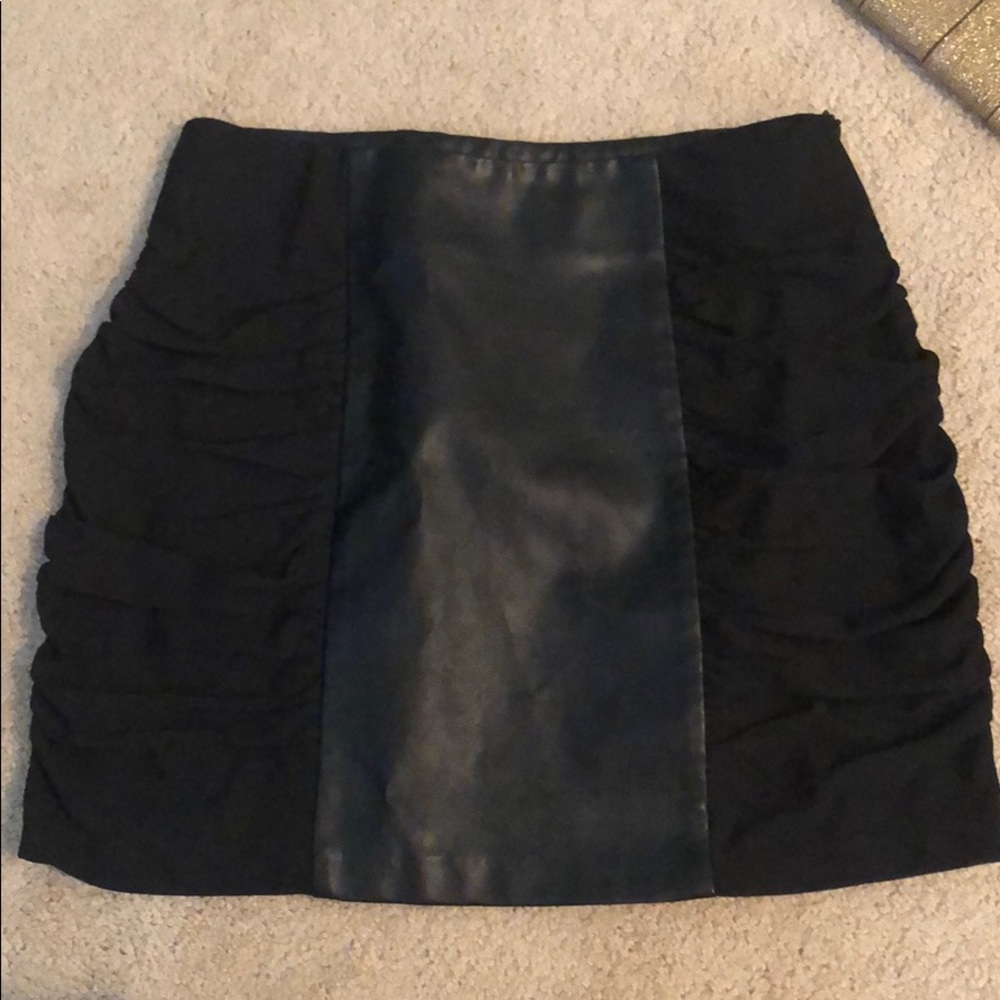 Theme faux leather skirt- M